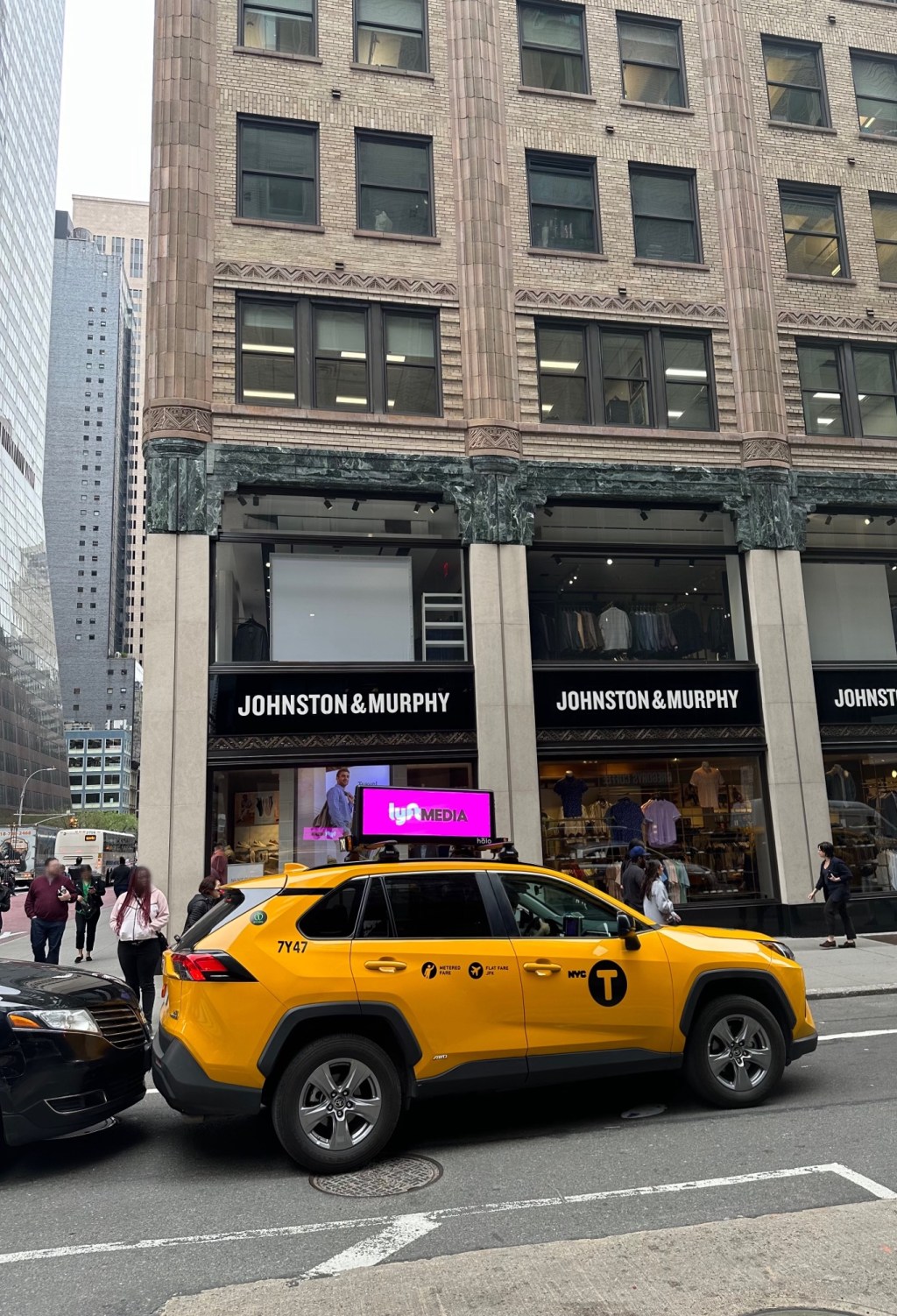 Paradoxical advertisement